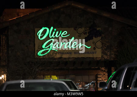 WILSON, NC - Gennaio 25, 2018: Un Olive garden restaurant sign è illuminata di notte. Olive Garden è un americano di casual dining ristorante della catena spe Foto Stock