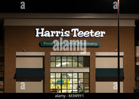 WILSON, NC - Gennaio 25, 2018: Un Harris Teeter negozio di generi alimentari a riva è aperto durante la notte. Harris Teeter supermercati, Inc. è un supermercato americano di base a catena Foto Stock