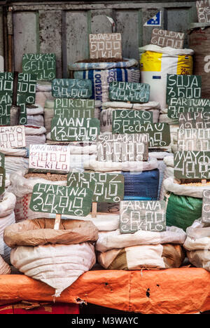 Sacchi di dadi e grani, con i loro nomi scritti in gesso, venga venduta a un mercato Foto Stock