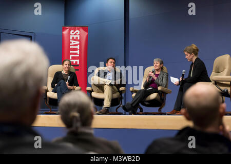 Seattle, Washington: Sally Jewell parla durante la "sottile linea verde" del pannello in corrispondenza della sezione trasversale Festival a Seattle University. Il giornalista scientifico Michell Foto Stock