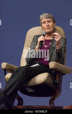 Seattle, Washington: Sally Jewell parla durante la "sottile linea verde" del pannello in corrispondenza della sezione trasversale Festival a Seattle University. Il giornalista scientifico Michell Foto Stock