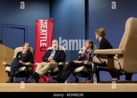 Seattle, Washington: Sally Jewell parla durante la "sottile linea verde" del pannello in corrispondenza della sezione trasversale Festival a Seattle University. Il giornalista scientifico Michell Foto Stock