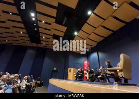 Seattle, Washington: Sally Jewell parla durante la "sottile linea verde" del pannello in corrispondenza della sezione trasversale Festival a Seattle University. Il giornalista scientifico Michell Foto Stock