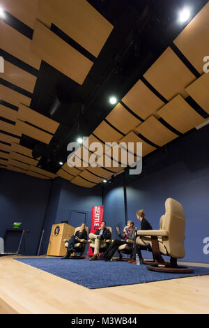 Seattle, Washington: Sally Jewell parla durante la "sottile linea verde" del pannello in corrispondenza della sezione trasversale Festival a Seattle University. Il giornalista scientifico Michell Foto Stock