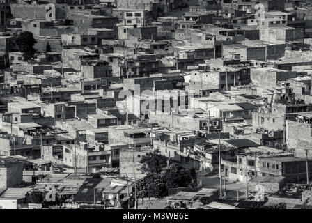 Un bianco e nero close-up foto degli edifici di una baraccopoli a Bogotà, Colombia Foto Stock