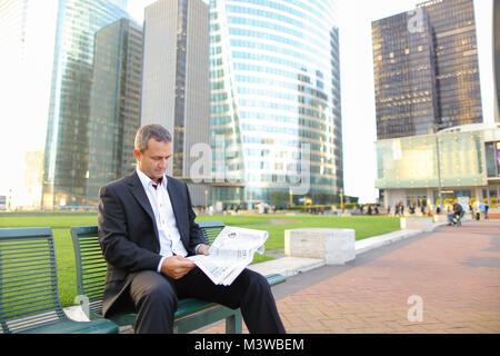 Allietano manager maschio quotidiano di lettura al di fuori di . Foto Stock