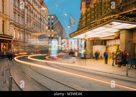 Helsinki, Finlandia. Edificio di grande magazzino Stockmann sulla Mannerheim Avenue Street nella sera di Natale Natale Capodanno illuminazione festosa. È F Foto Stock