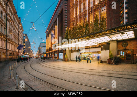 Helsinki, Finlandia. Edificio di grande magazzino Stockmann sulla Mannerheim Avenue Street nella sera di Natale Natale Capodanno illuminazione festosa. È F Foto Stock