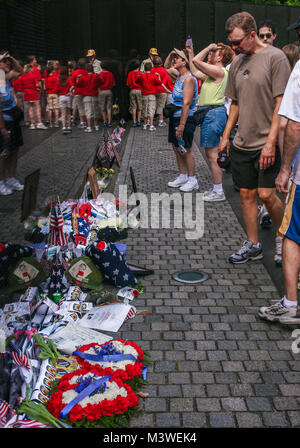 Vista della parete del Vietnam Memorial Wall e ai suoi visitatori, lettere, fiori e regali posa da parete Foto Stock