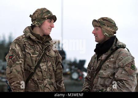 Fusilier Lee Hilmer-Hills, 18, (sinistra) e suo fratello caporale Alex Hilmer-Hills, 22 da Pembrokeshire, che sono entrambi di servire con il primo battaglione di Royal Welsh in Estonia, dove le truppe britanniche sono stare "pronto" per difendersi contro un potenzialmente aggressivo della Russia al fianco di alleati della Nato. Foto Stock