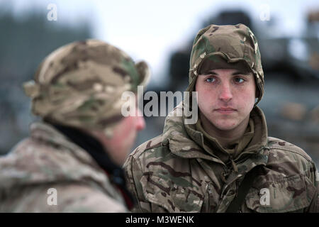 Caporale Alex Hilmer-Hills, 22, (sinistra) e suo fratello Fusilier Lee Hilmer-Hills, 18, da Pembrokeshire, che sono entrambi di servire con il primo battaglione di Royal Welsh in Estonia, dove le truppe britanniche sono stare "pronto" per difendersi contro un potenzialmente aggressivo della Russia al fianco di alleati della Nato. Foto Stock