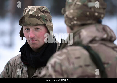 Lance Corporal Alex Hilmer-Hills, 22, (a sinistra) e suo fratello Fusilier Lee Hilmer-Hills, 18, di Pembrokeshire, che stanno entrambi servendo con il 1° Battaglione il Royal Welsh in Estonia, dove le truppe britanniche sono "pronte" a difendere contro una Russia potenzialmente aggressiva accanto agli alleati della NATO. Foto Stock