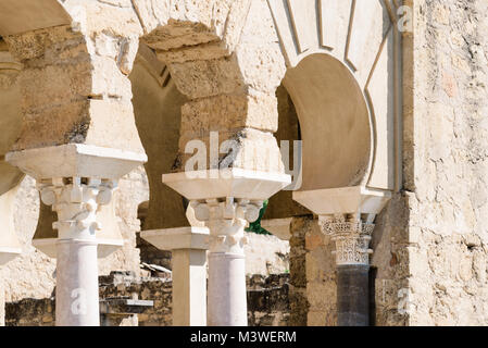 Vista di archi a ferro di cavallo in rovine della fortezza arabo musulmano palazzo medievale e la città di Medina Azahara nella periferia di Cordoba Foto Stock