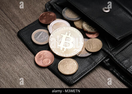 Portafoglio con bitcoin euro e cent Foto Stock