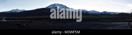 Le montagne delle Ande in Cile settentrionale dalle terre vicino al El Tatio geyser campo. Foto Stock