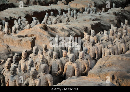 Guerrieri di Terracotta antico esercito imperatore custodisce la tomba di Xi'an, Cina Foto Stock