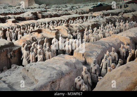 Guerrieri di Terracotta antico esercito imperatore custodisce la tomba di Xi'an, Cina Foto Stock