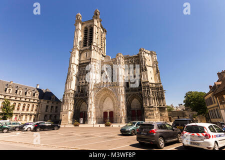 La Cattedrale di San Pietro e San Paolo, la chiesa cattolica romana e il monumento nazionale che si trova nella città di Troyes in Champagne, Francia Foto Stock