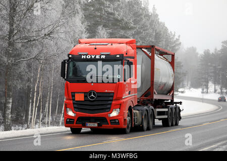 RAASEPORI, Finlandia - 9 febbraio 2018: Rosso Mercedes-Benz Actros 2648] semi trasporta Hoyer gruppo contenitore del serbatoio lungo l'autostrada su un nebbioso giorno di inverno Foto Stock