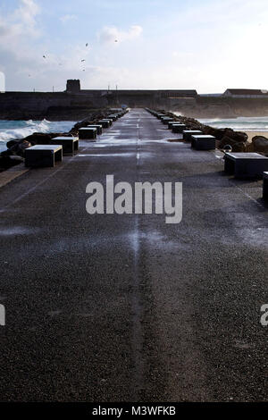 Tarifa, percorso a Isla de Las Palomas, dove il mare Mediterraneo incontra l'Oceano Atlantico Foto Stock