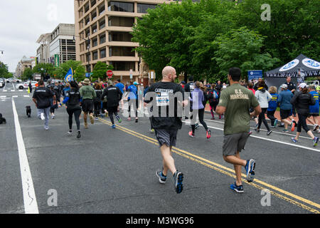 -Washington D.C., 13 maggio, 2017. I membri dell'U.S. Servizio di marshalling correva l'undicesima edizione di polizia nazionale settimana 5K onorando la legge eroi che hanno dato la loro vita nella linea del dazio. Questo anno il USMS correva per onorare DUSM Patrick Carothers che è stato ucciso nella linea del dazio nel novembre del 2016 mentre apprende una violenta fuggitivo. Foto di: Shane T. McCoy / noi Commissari polizia settimana 5K 2017-17 da U.S. Servizio di marshalling Foto Stock