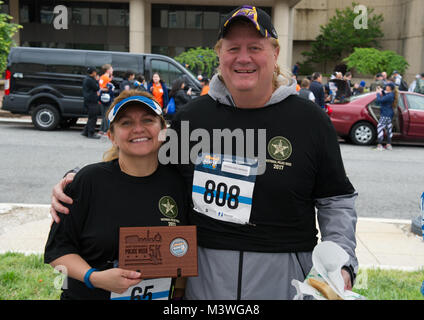 -Washington D.C., 13 maggio, 2017. I membri dell'U.S. Servizio di marshalling correva l'undicesima edizione di polizia nazionale settimana 5K onorando la legge eroi che hanno dato la loro vita nella linea del dazio. Questo anno il USMS correva per onorare DUSM Patrick Carothers che è stato ucciso nella linea del dazio nel novembre del 2016 mentre apprende una violenta fuggitivo. Foto di: Shane T. McCoy / noi Commissari polizia settimana 5K 2017-36 da U.S. Servizio di marshalling Foto Stock