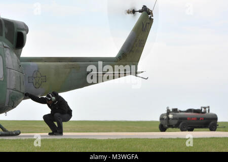 Un meccanico dalla 54th elicottero Squadron esegue una ispezione pre-volo su un UH-1N a Minot Air Force Base, N.D. Lo squadrone permette all'aria di forza per rispondere in modo rapido ed efficace alle situazioni di emergenza in modo tempestivo. (U.S. Air Force archivio fotografico) CurrentHuey016 da AirmanMagazine Foto Stock