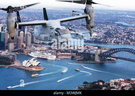 170629-M-PJ332-687 Sydney, Australia (29 giugno 2017) Tre MV-22B Osprey tiltrotor aeromobili assegnati a mezzo marino Tiltrotor Squadron (VMM) 265 (rinforzato) volare in formazione sopra Sydney, Australia. VMM-265 è parte dell'aviazione elemento di combattimento del trentunesimo Marine Expeditionary Unit (31 MEU). Il trentunesimo MEU partner con lo squadrone anfibio (PHIBRON) 11 per formare il componente anfibio del Bonhomme Richard Expeditionary Strike gruppo. Il trentunesimo MEU e PHIBRON 11 si combinano per fornire una coesa verde-blu del team in grado di compiere una varietà di missioni in tutta la Indo-Asia-Pacifico regio Foto Stock