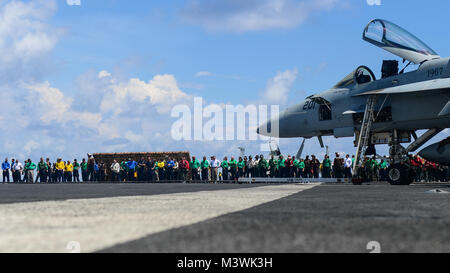 Sul mare del sud della Cina (Luglio 5, 2017) DEGLI STATI UNITI I marinai della marina militare e Marines partecipare a danni di oggetti estranei (DOM) walkdown a bordo della portaerei USS Nimitz CVN (68), 5 luglio 2017, nel Mare della Cina del Sud. Nimitz è attualmente sulla distribuzione negli Stati Uniti 7 flotta area di operazioni. Gli Stati Uniti Marina ha pattugliato il Pacifico Indo-Asia di routine per più di 70 anni regionale di promozione della pace e della sicurezza. (U.S. Foto di Marina di Massa lo specialista di comunicazione di terza classe Ian Kinkead) 170705-N-NI812-112 dalla Base Navale di Kitsap (NBK) Foto Stock