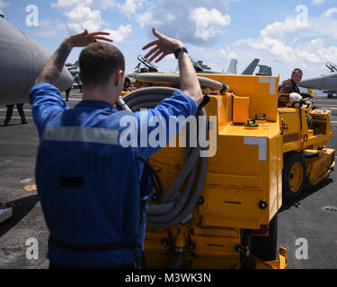 Sul mare del sud della Cina (Luglio 5, 2017) DEGLI STATI UNITI Aviazione Navale di Boatswain Mate Airman Forrest Francesco, da Houston, dirige un vuoto mobile mosso da U.S. Lancia Marine Cpl. Dakota Buer, da Milwaukee, sul ponte di volo a bordo della portaerei USS Nimitz CVN (68), 5 luglio 2017, nel Mare della Cina del Sud. Nimitz è attualmente sulla distribuzione negli Stati Uniti 7 flotta area di operazioni. Gli Stati Uniti Marina ha pattugliato il Pacifico Indo-Asia di routine per più di 70 anni regionale di promozione della pace e della sicurezza. (U.S. Foto di Marina di Massa lo specialista di comunicazione di terza classe Weston A. Mohr) 170705-N-UM507-051 da Na Foto Stock