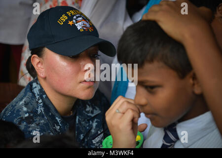 CHENNAI, India (12 luglio 2017) DEGLI STATI UNITI Navy Cryptologic tecnico (collezioni) terza classe Raya Pledger, nativo di Seaside, California, dal Ticonderoga-class guidato-missili cruiser USS Princeton (CG 59), vernici uno studente che faccia da giovani uomini Christian Association (YMCA) Scuola secondaria. Nimitz Carrier Strike gruppo partecipa attualmente in esercizio il Malabar 2017. Il Malabar 2017 è il più recente di una serie continua di esercizi tra la Marina indiana, Japan Maritime Self Defence Force e U.S. La marina che è cresciuta in termini di portata e complessità nel corso degli anni per affrontare la varietà di condivisa Foto Stock