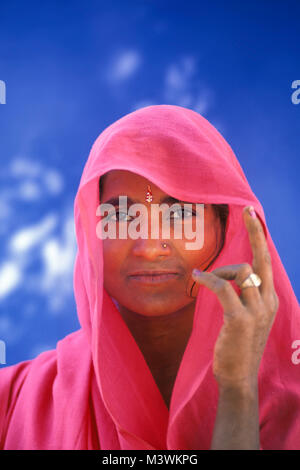 India. Il Rajasthan. Jaipur. Donna in viel. Ritratto. Foto Stock