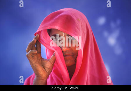 India. Il Rajasthan. Jaipur. Donna in viel. Ritratto. Foto Stock