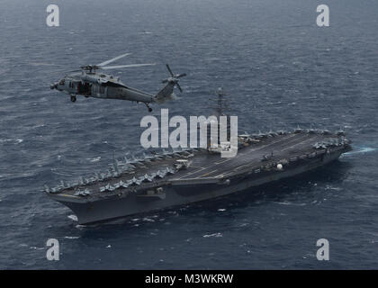 Golfo del Bengala (17 luglio 2017) un MH-60S Sea Hawk elicottero da 'Eightballers' di elicottero di mare squadrone di combattimento (HSC) 8 posiziona il puntatore del mouse sopra la portaerei USS Nimitz CVN (68) durante un esercizio di foto con la Marina indiana e il Giappone marittimo Forza di Autodifesa, 17 luglio 2017, nella baia del Bengala come parte di esercizio Malabar 2017. Il Malabar 2017 è il più recente di una serie continua di esercizi tra la Marina indiana, JMSDF e U.S. La marina che è cresciuta in termini di portata e complessità nel corso degli anni per affrontare la varietà condiviso di minacce alla sicurezza marittima nell'Indo-Asia-regione del Pacifico. (U.S. Nav Foto Stock