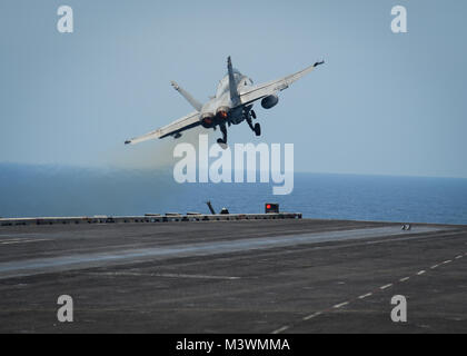 Golfo Arabico (31 luglio 2017) Un F/A-18C Hornet, dalla "morte Rattlers" di Marine Fighter Attack Squadron (VMFA) 323, si lancia dal ponte di volo a bordo della portaerei USS Nimitz CVN (68), 31 luglio 2017, nel Golfo Arabico. Nimitz è attualmente sulla distribuzione negli Stati Uniti 7 flotta area di operazioni. Gli Stati Uniti Marina ha pattugliato il Pacifico Indo-Asia di routine per più di 70 anni regionale di promozione della pace e della sicurezza. (U.S. Foto di Marina di Massa lo specialista di comunicazione di terza classe Weston A. Mohr) 170731-N-UM507-012 dalla Base Navale di Kitsap (NBK) Foto Stock