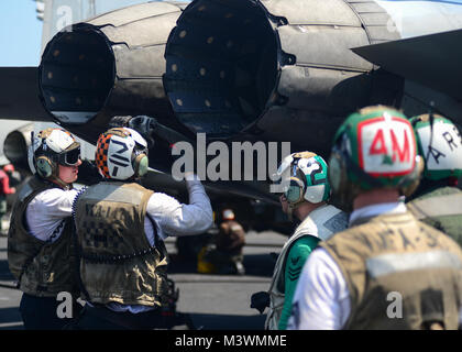 Golfo Arabico (Luglio 31, 2017) DEGLI STATI UNITI I marinai della marina fissare un gancio di coda a bordo della portaerei USS Nimitz CVN (68), 31 luglio 2017, nel Golfo Arabico. Nimitz è distribuito negli Stati Uniti Quinta Flotta area di operazioni a sostegno di funzionamento inerenti a risolvere. Mentre in questa regione la nave e strike gruppo stanno conducendo le operazioni di sicurezza marittima per rassicurare gli alleati e partner, preservare la libertà di navigazione e di mantenere il libero flusso di commercio. (U.S. Foto di Marina di Massa lo specialista di comunicazione di terza classe Ian Kinkead) 170731-N-NI812-070 dalla Base Navale di Kitsap (NBK) Foto Stock