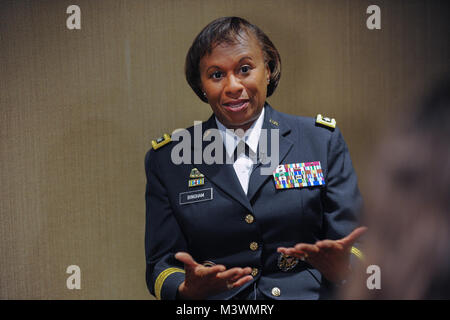 Lt. Gen. Gwen Bingham, Esercito assistente capo del personale per la gestione di installazione, viene intervistato dal Dipartimento della Difesa attività di istruzione (DODEA) Cub Reporters Lauren Limone e Mary Elizabeth Ingram, entrambi Seniors dal Quantico Medio/Alta scuola presso il Marine Corps base Quantico, Virginia, durante il militare Bambini Educazione Coalition (MCEC) XIX nazionale annuale seminario di formazione presso il Renaissance Washington DC hotel del centro cittadino. Difesa attività multimediali (DMA) Social Media personale supervisionato gli studenti durante tutto il giorno. (Dipartimento della Difesa foto di Marvin Lynchard) 170801-D-FW736-0012 da D Foto Stock