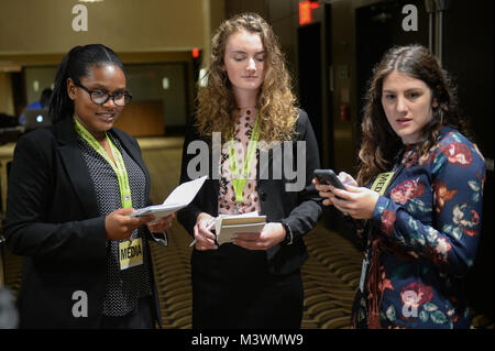 Difesa attività multimediali (DMA) Social Media Specializzati, Alexandra Snyder (destra) critiche e le guide del Dipartimento della Difesa di attività di educazione (DODEA) Cub Reporters, Mary Elizabeth Ingram (sinistra) e Lauren Limone (centro), sia anziani da Quantico Medio/Alta scuola presso il Marine Corps base Quantico, Virginia, dopo intervistando leadership militare durante il militare Bambini Educazione Coalition (MCEC) XIX nazionale annuale seminario di formazione presso il Renaissance Washington DC hotel del centro cittadino. DMA Social Media personale supervisionato gli studenti durante tutto il giorno. (Dipartimento della Difesa foto di Marvin Lyn Foto Stock