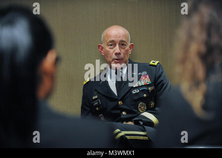 Lt. Gen. Charles D. Fortunato, capo di esercito di riserva e comandante generale, Esercito degli Stati Uniti comando Reserve, risponde alle domande durante il colloquio dal Dipartimento della Difesa attività di istruzione (DODEA) Cub Reporters Lauren Limone e Mary Elizabeth Ingram, entrambi Seniors dal Quantico Medio/Alta scuola presso il Marine Corps base Quantico, Virginia, durante il militare Bambini Educazione Coalition (MCEC) XIX nazionale annuale seminario di formazione presso il Renaissance Washington DC hotel del centro cittadino. Difesa attività multimediali (DMA) Social Media personale supervisionato gli studenti durante tutto il giorno. (Dipartimento della Difesa pho Foto Stock