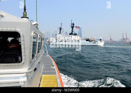 Un equipaggio da dalla stazione della Guardia Costiera Seattle fornisce la sicurezza per il guardacoste Mellon durante la sfilata delle navi come parte di Seattle Seafair annuale celebrazione, 3 Agosto, 2017. Ora si tratta di 68 anno, Seafair è un annuale evento di Seattle che celebra l'estate nel nord-ovest del Pacifico. Stati Uniti Coast Guard foto di Sottufficiali di prima classe Zac Crawford. 170803-G-AV652-0045 dalla Base Navale di Kitsap (NBK) Foto Stock