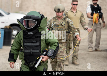 Jack Detective Blanchard di Los Angeles il dipartimento di polizia Bomb Squad, anteriore, porta un combinato di militari e forze di polizia l'eliminazione degli ordigni esplosivi team durante la Raven's sfida l'eliminazione degli ordigni esplosivi esercizio a Camp Pendleton, California 2 agosto 2017. Con lui sono Air Force Staff Sgt. Robert Powell, Air Force Senior Airman Jared Basham e Al Carbonara, LAPD Bomb Squad. (DoD foto di EJ Hersom) 170802-D-DB155-013 dal DoD Notizie Foto Foto Stock