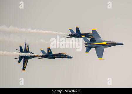 170805-N-ZP059-537 SEATTLE (Agosto 5, 2017) - STATI UNITI Navy dimostrazione di volo squadrone, Blue Angels, volare in formazione oltre il Lago Washington mentre effettuando in corrispondenza di un'esibizione aerea durante la Seattle 68Seafair annuale Settimana della flotta. Seafair Settimana della flotta è una celebrazione annuale del mare servizi in cui i marinai, Marines e Guardia Costiera di membri da visitare U.S. La marina e la Guardia costiera navi e navi da Canada rendono la città una porta di chiamata. (U.S. Foto di Marina di Massa lo specialista di comunicazione 2a classe Giacobbe G. Sisco/RILASCIATO) 170805-N-ZP059-537 dalla Base Navale di Kitsap (NBK) Foto Stock