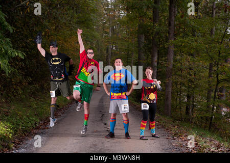 (Da sinistra) Sgts dell esercito. 1. Classe Jason Loveday, Eric Clontz e Steven Burge, nonché di personale Sgt. Kimberly Brandmeyer, basata a Fort Eustis, Virginia, sono i membri del team dell'esercito 108. (U.S. Air Force foto/Senior Airman Andrew Lee) ritratti - 003 da AirmanMagazine Foto Stock