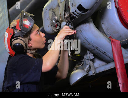 Golfo Arabico (Agosto 8, 2017) DEGLI STATI UNITI Navy Aviation Ordnanceman 3rd Class Brandi Handley, da Las Vegas, mantiene le operazioni di ricerca e salvataggio gru per un MH-60R Sea Hawk elicottero, dal "Wolf Pack" di elicottero Maritime Strike Squadron (HSM) 75, a bordo della portaerei USS Nimitz CVN (68), e il Agosto 8, 2017, nel Golfo Arabico. Nimitz è distribuito negli Stati Uniti Quinta Flotta area di operazioni a sostegno di funzionamento inerenti a risolvere. Mentre in questa regione la nave e strike gruppo stanno conducendo le operazioni di sicurezza marittima per rassicurare gli alleati e partner, preservare la libertà di navigazione e mantenere Foto Stock