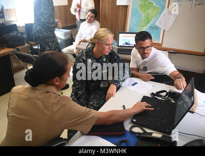 MAYPORT, Fla. (Agosto 10, 2017) - Gli affari pubblici team per la forza combinata di componente navale (Comando CFMCC) Protocollo di revisione e le procedure durante la partecipazione in Panamax 2017. PANAMAX è un U.S.-sponsorizzato, multinazionale esercizio annuale incentrato sulla necessità di garantire la sicurezza del canale di Panama e la regione circostante. (U.S. Foto di Marina di Massa lo specialista di comunicazione 2a classe Michael Hendricks/RILASCIATO) 170810-N-PQ607-006 da U.S. Forze Navali Comando meridionale  U.S. 4a flotta Foto Stock