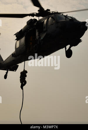 Golfo Arabico (Agosto 22, 2017) DEGLI STATI UNITI Navy esplosivo ordinanza personale di smaltimento partecipano in un fast roping esercizio con un MH-60S Sea Hawk elicottero, dal "Eightballers" di elicottero di mare squadrone di combattimento (HSC) 8, a bordo della portaerei USS Nimitz CVN (68), e il agosto 22, 2017, nel Golfo Arabico. Nimitz è distribuito negli Stati Uniti Quinta Flotta area di operazioni a sostegno di funzionamento inerenti a risolvere. Mentre in questa regione la nave e strike gruppo stanno conducendo le operazioni di sicurezza marittima per rassicurare gli alleati e partner, preservare la libertà di navigazione e di mantenere il flusso libero di commerc Foto Stock