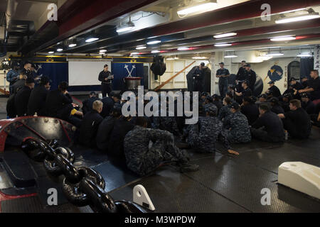 170825-N-EN247-008 BREMERTON, Washington (Agosto 25, 2017) Capo di Boatswain Mate Angela indirizzi Beaman marinai durante una pausa in operazioni USS John C. Stennis' (CVN 74) castello di prua.John C. Stennis è in porto la formazione per le future operazioni dopo aver completato la sua prevista disponibilità incrementale (PIA) a Puget Sound Naval Shipyard e Manutenzione intermedia Facility cinque giorni di anticipo. Durante la PIA, la nave cantiere e il team ha realizzato il più grande pacchetto di lavoro mai per una portaerei in sei mesi di disponibilità. (U.S. Foto di Marina di Massa lo specialista di comunicazione di terza classe Ale Foto Stock