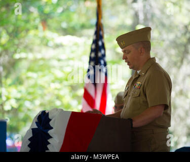 170825-N-TC277- BANGOR, nello Stato di Washington (Agosto 25, 2017) della Cmdr. Hans Fosser, da Port Townsend, Washington, legge i suoi ordini durante un cambio del comando cerimonia per l'equipaggio di blu dell'Ohio-class missile balistico sommergibile USS Pennsylvania SSBN (735). Fosser alleviato Capt. Il Ciad Hennings, da Chicago, Illinois, come Comandante durante la cerimonia di premiazione che si terrà presso l'equipaggio Off amministrazione edificio Pavillion. (U.S. Navy foto di Lt. La Cmdr. Michael Smith/RILASCIATO) 170825-N-TC277-189 dalla Base Navale di Kitsap (NBK) Foto Stock