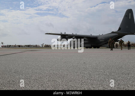 Hurricane Relief personale, inclusi i membri del servizio con Joint Task Force - Isole Sottovento, sbarcherete dalla U.S. Air Force C-130 a Princess Juliana International Airport in Sint Maarten, Sett. 15, 2017. A richiesta delle nazioni partner, JTF-LI aeromobili impiegati e i membri del servizio ad aree nella zona orientale del Mar dei Caraibi colpiti dall uragano Irma. La joint task force è un militare statunitense di unità composta di Marines, soldati, marinai, aviatori, e rappresenta U.S. Comando Sud la risposta primaria a uragano Irma. (U.S. Foto dell'esercito da Capt. Trisha nero) 170915-A-GF676-086 da ussouthcom Foto Stock