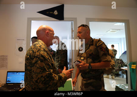 Stati Uniti Marine Sgt. Il Mag. Glenn D. Bragg, a sinistra, la Joint Task Force - Isole Sottovento sergente maggiore, uragano coordina gli interventi di soccorso con un militare francese leader in Saint Martin, Sett. 15, 2017. A richiesta delle nazioni partner, JTF-LI aeromobili impiegati e i membri del servizio ad aree nella zona orientale del Mar dei Caraibi colpiti dall uragano Irma. La joint task force è un militare statunitense di unità composta di Marines, soldati, marinai, aviatori, e rappresenta U.S. Comando Sud la risposta primaria a uragano Irma. (U.S. Foto dell'esercito da Capt. Trisha nero) 170915-A-GF676-324 da ussouthcom Foto Stock